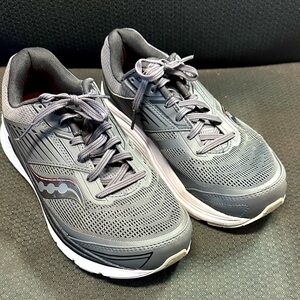 Saucony echelons6 women’s size 8.5 w
Like new condition